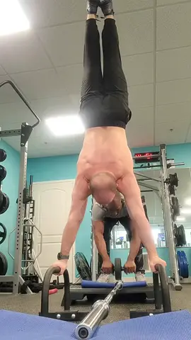 Can't believe we never got good views for this one #calisthenics #handstand #abwheel #gym #onthisday 
