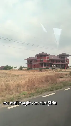 are trei avioane afară la uliță😂