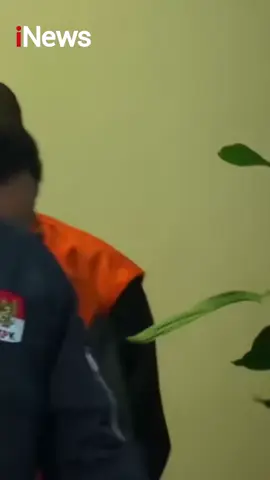 Komisi Pemberatasan Korupsi (KPK) menetapkan Wakil Menteri Ketenagakerjaan (Wamenaker) Immanuel Ebenezer alias Noel sebagai tersangka. Noel ditetapkan tersangka usai terjaring operasi tangkap tangan (OTT) yang digelar pada 20-21 Agustus 2025. Pantauan di lokasi, Noel terlihat turun dari lantai dua gedung Merah Putih KPK sekira pukul 15.36 WIB. Dalam kesempatan tersebut, ia terlihat mengenakan rompi orange tanda tahanan KPK. Artinya, yang bersangkutan kini berstatus sebagai tersangka. #iNews #korupsi #Wamenaker  #Ebenezer #Noel 