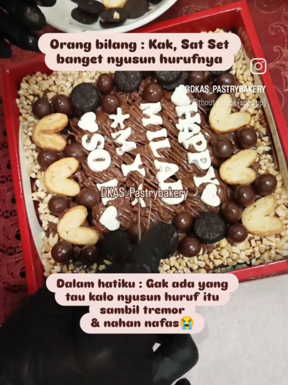 Percayalah, sat set yang terlihat di reels tidaklah sama dengan kenyataan'nya 😂..  ✅In Frame :  🍫Fudgy brownies🍫 Size : 20x20cm 👉🏻Info harga&pemesanan silahkan via WA 089620316888/DM 👉🏻Untuk stok kue ready silahkan cek di aplikasi GoFood,GrabFood&ShopeeFood(DKAS Pastry&bakery)  🏠G-Maps : DKAS Pastry&Bakery (Jawa Tengah) #dkaspastrybakery #homebaker #homebakery #brownies #fudgybrownies 