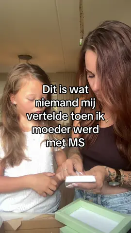 ✨ Dit is wat niemand mij vertelde toen ik moeder werd met MS ✨ 👩‍👧 Moeder worden met MS is anders, maar mijn kinderen hebben me zoveel meer geleerd dan ik ooit had verwacht. 1️⃣ Ze zijn veerkrachtig – Ze passen zich sneller aan dan ik dacht, ook aan dagen dat mama minder energie heeft. 2️⃣ Ze zijn zorgzaam – Zonder dat ik het vraag, voelen ze vaak aan wat ik nodig heb: een knuffel, een rustig moment of gewoon hun aanwezigheid. 3️⃣ Ze zijn eerlijk – Kinderen zeggen hoe het is, zonder oordeel. Dat helpt mij soms meer dan welke therapie dan ook. 4️⃣ Ze zijn mijn grootste motivatie – Op zware dagen zijn zij de reden dat ik toch weer opsta, lach en doorzet. 💛 Het moederschap met MS is niet altijd makkelijk, maar mijn kinderen hebben me laten zien dat liefde en kracht in de kleinste dingen zitten. #MS #Moederschap #EchteVerhalen #onvoorwaardelijkeliefde