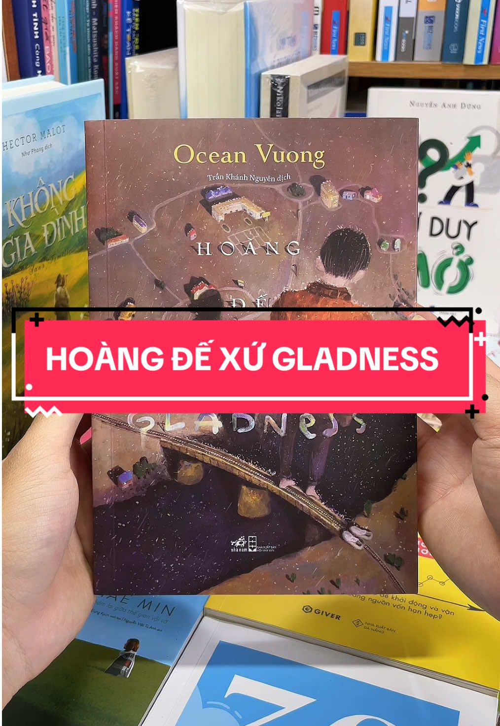 Hoàng Đế Xứ Gladness – Bản giao hưởng của ký ức, tình yêu và hy vọng. “Hoàng Đế Xứ Gladness” của Ocean Vuong không chỉ là một tiểu thuyết – đó là một bản trường ca bằng ngôn từ, nơi thơ ca hòa cùng hiện thực, nơi ký ức đan xen với khát vọng sống. Cuốn sách kể về hành trình của một chàng trai nhập cư, nhưng vượt lên trên số phận cá nhân, tác phẩm mở ra những câu hỏi sâu xa về danh tính, tình yêu, ký ức và sự tồn tại giữa nghịch cảnh. Ocean Vuong – với lối viết tinh tế, giàu nhạc tính – đã biến từng trang sách thành một bản giao hưởng của nhân tính: nơi nỗi đau và bóng tối không chỉ để lại vết sẹo, mà còn soi sáng con đường hy vọng phía trước. Nếu bạn đang tìm kiếm một tác phẩm vừa mang chiều sâu văn chương, vừa phản chiếu hiện thực xã hội và khơi dậy những suy tư về chính mình, thì “Hoàng Đế Xứ Gladness” chính là cuốn sách bạn không thể bỏ lỡ.#tiemsachbinhyen #sach #BookTok #sachhay #hoangdexugladness 