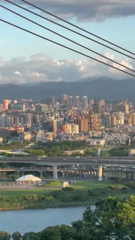 One of the most beautiful places to watch the sunset in Taipei, with a stunning view of the city 🏙🌄#taiwan #taipei  #jiantan #fyp 