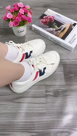 Giày thể thao nữ phong cách thời trang. #giaydep #xuhuong #giaydepxinh #giaythethao #giaysneaker 