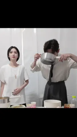 จิ๋วพาพี่เหล่ยเข้าครัวด้วยยย 🥹 น้องก็ทำไป พี่ก็ถ่ายรูปเล่นไป 555 #เหนือสมรภูมิ #legendofthefemalegeneral #zhouye #chenglei #ซีรีส์จีน 