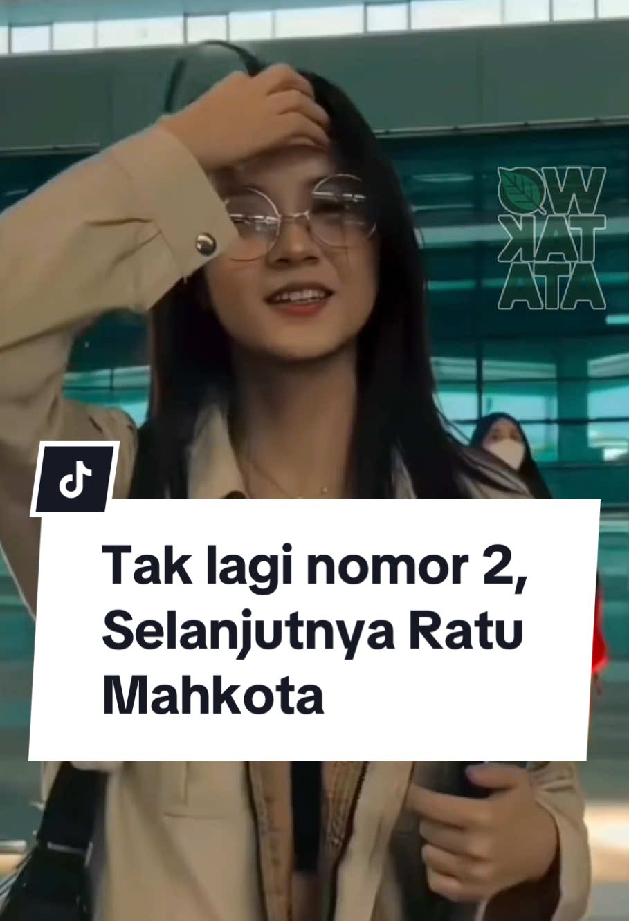 (Shout out to : @SejauhMataMemandang ) Christy mungkin ikan 🐟tapi lebih paham bentuk kesetiaan, Pilih bertahan walau berkali-kali ditinggalkan. Wahai Angelina, Percayalah Jika esok tak lagi nomor 2, Tapi Ratu Mahkota.  #JKT48