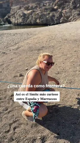 Entre España y Marruecos hay un lugar donde la frontera son solo… ¡60 METROS DE CUERDA! No es muro, no es valla, solo esto separa dos países. Un lado, Europa; al otro, África. Y en medio, una simple línea que parece de broma… ¿Cruzarías esta cuerda? 👀 ¿Te atreverías a pasar al otro lado? #Fro#FronterasDelMundop#EspañaMarruecosM#60Metrosr#CuriosidadesgaresIncreibles       
