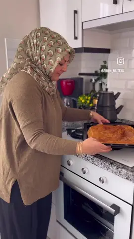 Selammmm🤗 storylerde paylaştığımda dm tarif diye yıkıldı🤭 Bende sizleri kırarmıyım hemen sizin için düzenledim Beğenip kaydetmeyi unutmayın😃 Katmer 2 tepsilik ölçü 1 tepsi için yarı ölçü yapabilirsiniz 3 su bardağı süt 3 yemek kaşığı yoğurt 2 tatlı kaşığı tuz 1 paket kabartma tozu 9 su bardağı un( ele yapışmayan yumuşak bir hamur olacak) Arasına sürmek için 200 gr tereyağ veya margarin 1 çay bardağı sıvıyağ Tereyağ ve sıvıyağ bir tavada eritilip kullanılacak  Üzerine sürmak için 2 yumurta sarısı ,1 yemek kaşığı yoğurt Hamuru yoğurup 10 eşit bezeye bölüp üzerine nemli bir örtelim ilk bezeyi servis tabağından biraz büyük açıp kenara alalım diğer 4 bezeyide açıp kenara alalım ilk bezeyi alıp 3-4 yemek kaşığı yağ gezdirip her tarafını yağlayıp 2.bezeyi üzerine alıp yine yağlayalım diğer 3 bezeyide aynı şekilde üst üste koyup yağlayalım. Elimizle çekiştirerek iyice büyütüp rulo şekline getirip gül böreği şeklinde sarıp streçleyip dolaba koyalım( sabah pişirecekseniz akşamdan yapın kalsın dolapta aynı gün pişirecekseniz en az 2 saat beklesin dolapta) Dolaptan çıkarıp tepsi boyutunda açıp tepsiye alıp yumurta sarısı sürelim 180 derece fırında kızarana dek pişirelim( tepsiniz büyük boysa tepsi boyunda açmayın ince ve kuru olur 11.5 parmak kalınlığında açsanız yeterli olur #yemektarifleri #yöresellezzetler 
