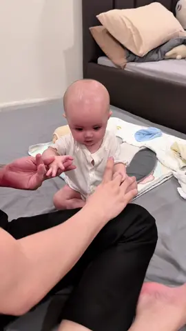 Hôm nay Mộc tập ngồi rồi cô chú ạ, tuy Mộc ngồi chưa vững nhưng cũng là khoảnh khắc đầu tiên của em.