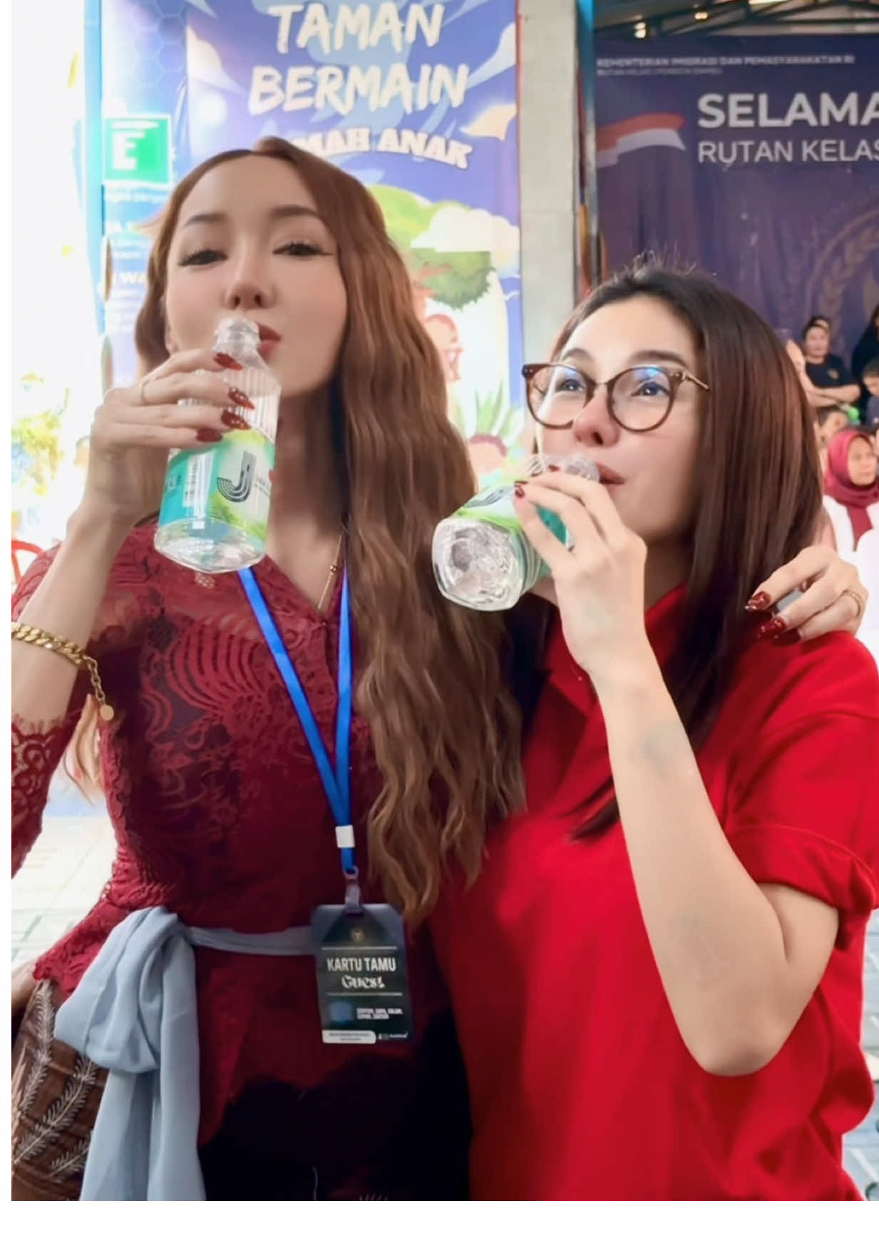 Hari ini masih dalam Nuansa Hari Kemerdekaan Indonesia 17 Agustus yang ke- 80 ❤️🇮🇩 Lucinta Luna berkunjung ke RUTAN PONDOK BAMBU  bukan hanya sekadar kunjungan saja,  Sebagai Seorang yang dulu menjadi Alumni RUTAN PONDOK BAMBU Lucinta ingin mengingatkan bahwa kehidupan selalu memberi kesempatan kedua. Untuk teman2 di dalam Rutan , Tetaplah kalian semangat dan Optimis,  Jangan pernah biarkan masa lalu memadamkan cahaya masa depan kalian 🫶🏻❤️ Rutan Pondok Bambu bukanlah akhir dari segalanya, melainkan awal yang baru , Kepada yang Terhormat Ibu Kepala Rutan dan juga Ibu Kepala KPK 🙏❤️ Terima kasih banyak atas sambutannya yang luar biasa untuk mengundang Lucinta ikut serta mengisi dan menghibur Acara 17 Agustusan Kemerdekaan Indonesia ,  dan TERUNTUK AMI NIKITA🙏❤️, AMI terimakasih ya sudah mengundang Ratu Lebah Keabadian . disini Ami terhibur dengan lawakanku dan menjadi junjungan orang orang Rutan disini,  semua senang melihat AMI NIKITA DAN SEMUA MENDUKUNG AMI @Nikita Mirzani Mawardi 100% UNTUK MEMBANGKITKAN KEMBALI SILA KE - 5 PANCASILA  ~ KEADILAN SOSIAL BAGI SELURUH RAKYAT INDONESIA ~  Dan LUCINTA senang banged bawain 1 Truck Air Minum @Jiwater Artesian dibagi bagi ke semua teman teman yang berada di Rutan karena rasanya segar dan ringan apalagi abis Lomba joget bareng Lucinta 🙏 MAKASIH YAH SEMUA TERHIBUR KEDATANGAN LUCINTA RATU BALING BALING BAMBU ❤️ SEMANGAT UNTUK KALIAN SEMUA SEMOGA DI LANCARKAN KEBEBASAN TEMAN TEMAN SEMUA 🤲🏻🫶🏻❤️ #17agustus2025🇮🇩♥️ #rutanpondokbambu #justicefornikitamirzani♥️ 