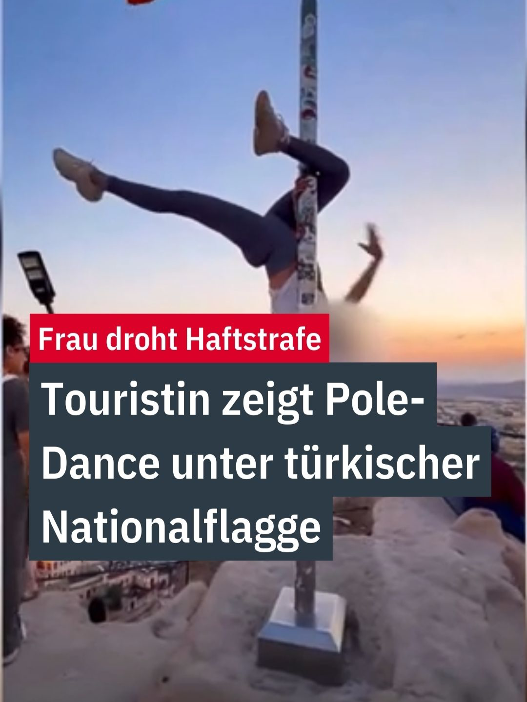 Türkische Behörden haben Ermittlungen gegen eine ausländische Touristin eingeleitet, die an einem Fahnenmast unter der Nationalflagge im Touristenort #Uchisar Pole Dance tanzt. Wegen des 