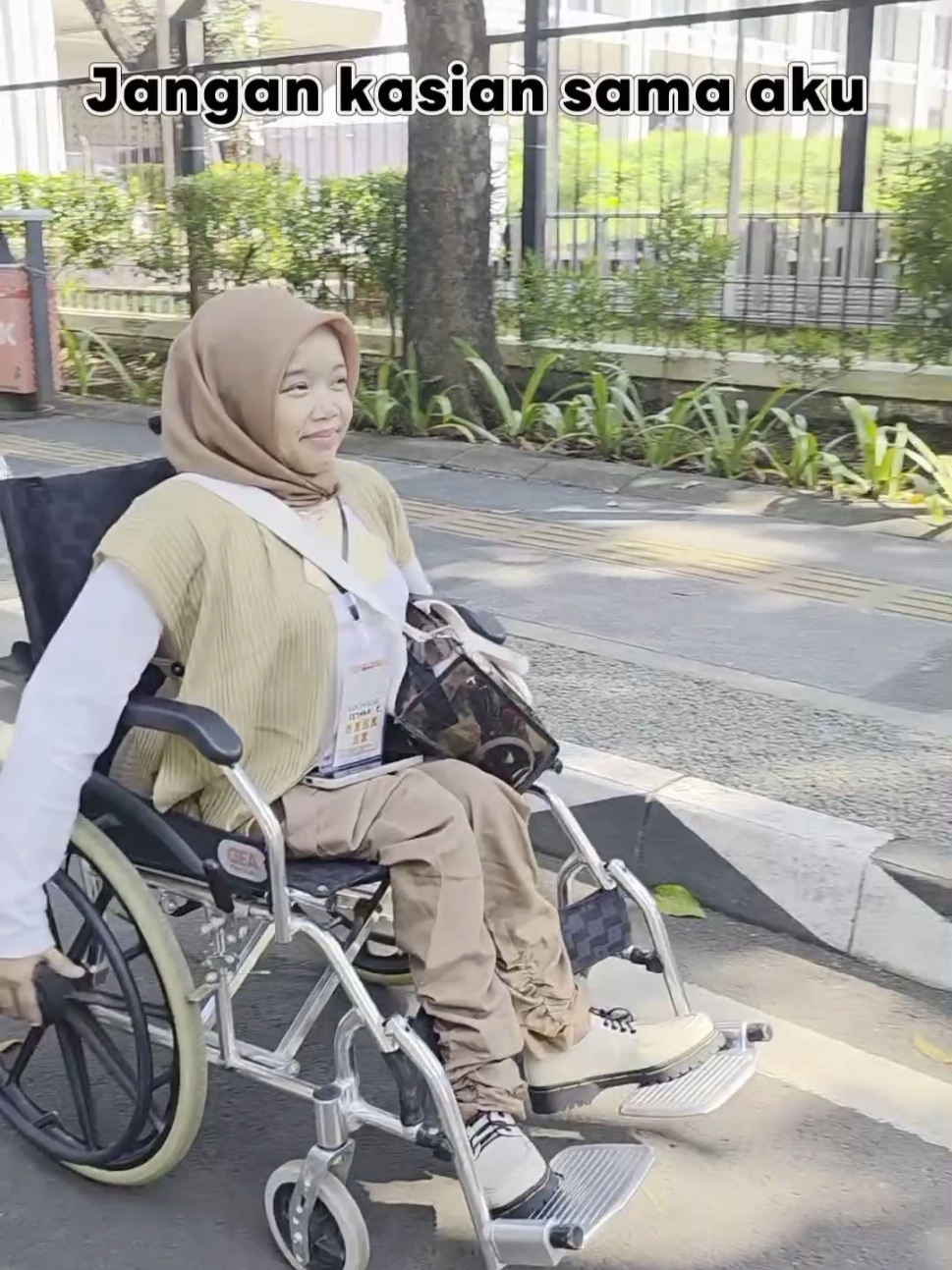 Hidupku bukan drama mellow, jadi nggak perlu kasian sama aku 😉 Aku happy dengan jalanku sendiri, literally jalannya duduk 🤭 #wheelchairlife #disabilityawareness #nuriingonser #disabilitytiktok #DisabilitasIndonesia 