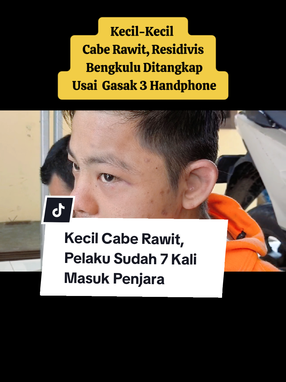 Tubuhnya mungil, namun sepak terjangnya bikin geleng kepala !! Bengkulu - Seorang pria berinisial R-D, warga Pematang Gubernur, kembali ditangkap polisi setelah melakukan aksi pencurian tiga unit handphone sekaligus. Ironisnya, R-D baru saja bebas dari penjara setelah mendapat remisi HUT Kemerdekaan. Selasa subuh (20/8), Tim Opsnal Buayo Muara Polsek Muara Bangkahulu berhasil meringkus R-D. Ia sebelumnya beraksi pada 19 Agustus dengan membobol jendela rumah korban, Zul Kifli, menggunakan pisau lalu membawa kabur handphone milik korban. Kapolsek Muara Bangkahulu, AKP Muhammad Taslim, mengatakan penangkapan dilakukan setelah petugas patroli mendapat laporan adanya pria mencurigakan di Jalan WR Supratman. Saat diamankan, R-D mengakui perbuatannya. Meski bertubuh kecil, rekam jejak R-D cukup “sangar”. Ia merupakan residivis kambuhan kasus pencurian dengan pemberatan dan sudah tujuh kali keluar masuk penjara. Baru dua hari bebas, ia kembali melakukan aksi kriminal. Kepada media, R-D berdalih nekat mencuri karena alasan ekonomi. Ia mengaku hidup sendirian setelah kedua orang tuanya meninggal dunia dan tidak memiliki pekerjaan tetap. Kini, “kecil-kecil cabe rawit” ini harus kembali meringkuk di balik jeruji besi. R-D dijerat Pasal 363 ayat (1) ke-3 dan ke-5 KUHP dengan ancaman maksimal tujuh tahun penjara.  #KecilKecilCabeRawit #ResidivisTakKapok #BebasLangsungBeraksi  #PencuriBengkulu #ViralBeritaHariIni