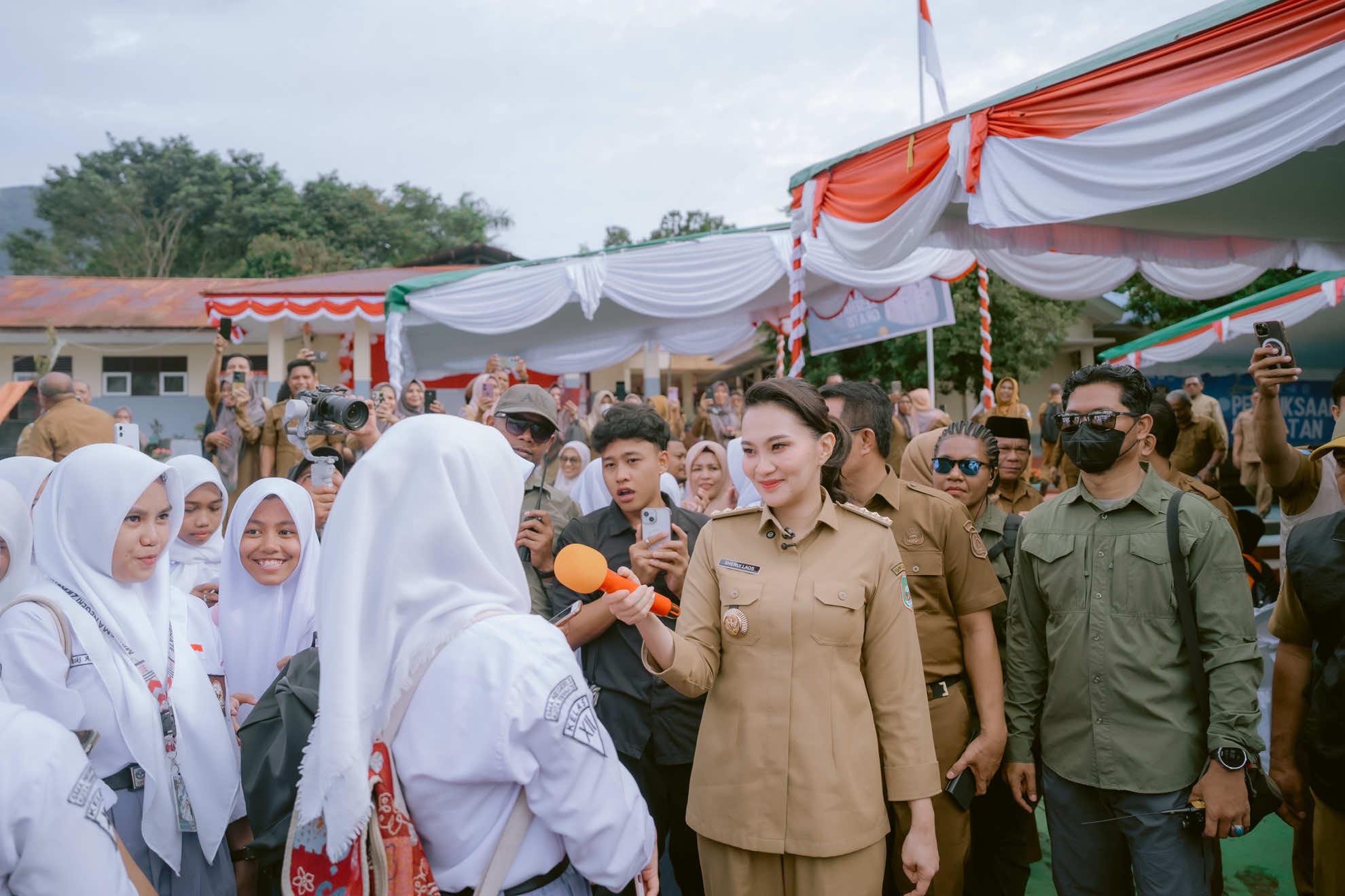 🎯 Quotes untuk Gen Z Malut :  “Kalau nanti kamu sukses, jangan ikut-ikutan praktek ‘orang dalam’. Odealia—nama baik—lebih mahal dari segalanya. Ingat, sukses sejati lahir dari integritas, bukan titipan.” ⸻ 📚 Beasiswa untuk Lulusan SMA ✔️ KIP Kuliah → biaya kuliah + uang saku ✔️ Beasiswa Daerah Malut (1000 anak) ✔️ Beasiswa Kampus → prestasi akademik, olahraga, seni, hafidz Qur’an ✔️ CSR/Swasta → Djarum, Tanoto, BUMN ✔️ Beasiswa Luar Negeri → Jepang (MEXT), Korea (KGSP), Turki, Australia, Erasmus ⸻ ✨ “Jangan cari jalan pintas, cari jalan yang benar. Karena yang benar, akan bertahan.” 👉 Tag temanmu yang butuh info ini! 🔗 #pendidikan #malukuutara #gubsherly #sherlylaos 