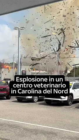 Un video di testimoni oculari ha ripreso un'esplosione avvenuta presso l'Eastern Carolina Veterinary Medical Center, nella Carolina del Nord. L'esplosione è avvenuta dopo che un veicolo ha colpito una conduttura vicina riempiendo l'edificio di gas. L’incidente non ha provocato vittime, ma tre vigili del fuoco sono rimasti feriti. (📹 Jordan Branyon via Storyful) #news #skytg24