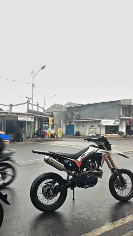 Musim kelebus#crfwhite #crfbianco #crf150supermoto #shohibul_b 