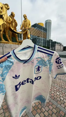 Showing our third kit off to Brum 🏙️ #astonvilla #Birmingham 