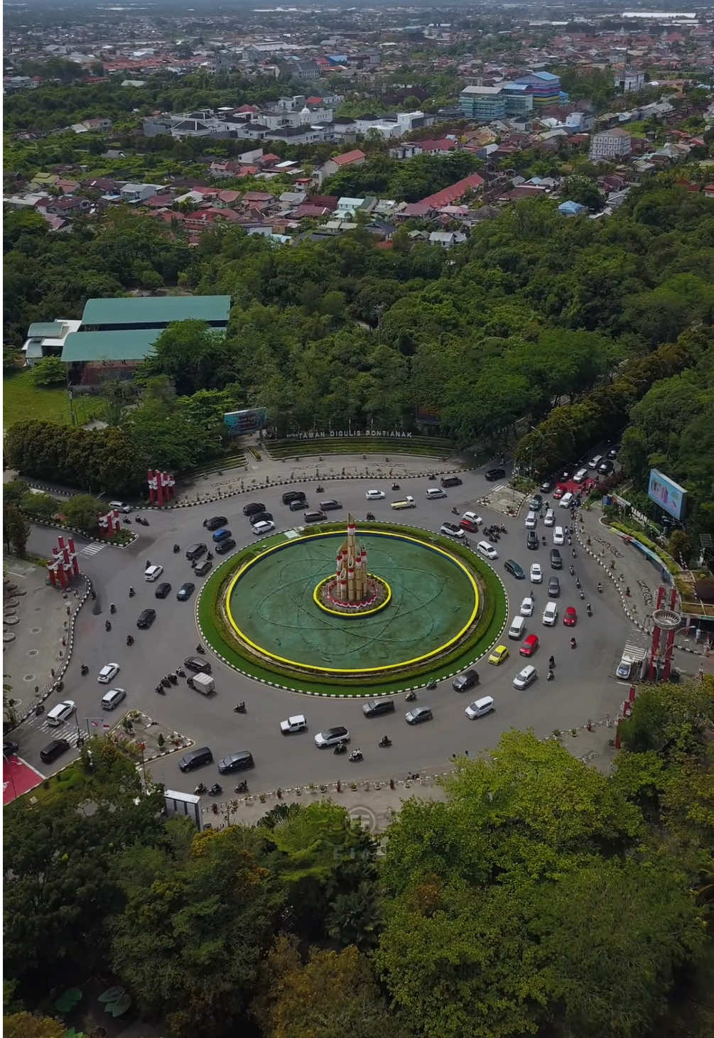 ✨ Ikon sejarah yang penuh makna di tengah Kota Pontianak – Tugu Bambu Runcing. Bukan sekadar monumen, tapi simbol perjuangan dan semangat rakyat dalam merebut kemerdekaan. 🇮🇩🔥 Kalau main ke Pontianak, wajib banget singgah sebentar di sini untuk meresapi sejarahnya. #Pontianak #TuguBambuRuncing #WisataPontianak #ExplorePontianak #SejarahIndonesia   