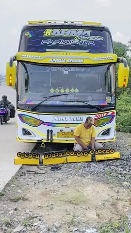 48+24 ga menyala gimana nihh @tomi rahma nursyifa02 @mangyadiapriliastyle #fyp #lewatberanda #rahmanursyifa02 #cowobus #busmania 