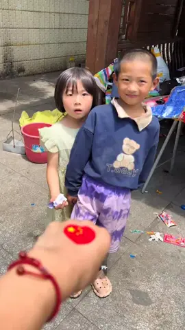 What would be the experience of boxing with unfamiliar children during a rural market? I hope every child can grow up happily, healthily, and happily! Fisting with children is really healing#WarmHeartFist #HealingSmile 