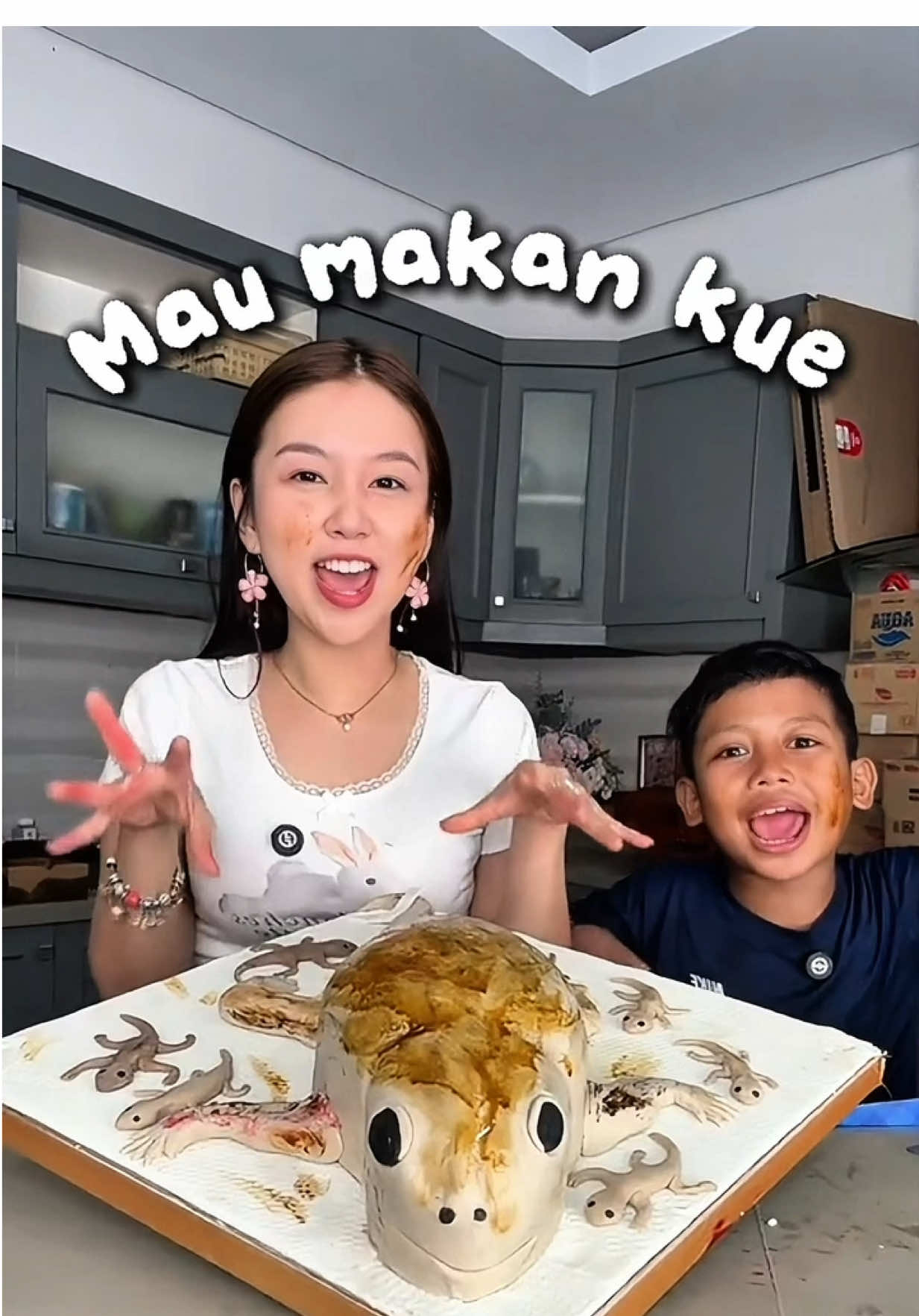 MAKAN 🎂 CICAK RAKSASA ,SAMA RAMA…😋