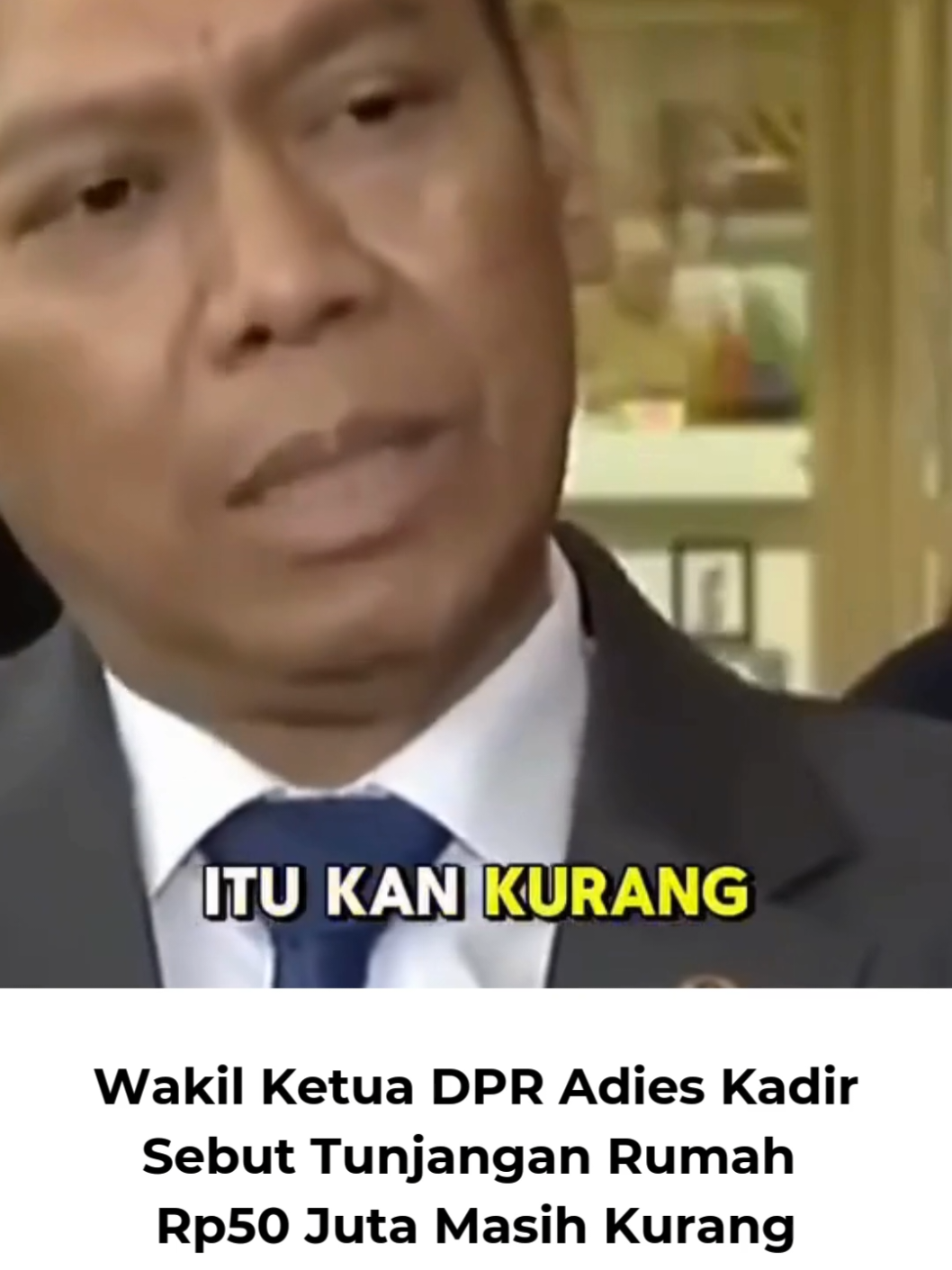 Wakil Ketua DPR RI Adies Kadir menanggapi sorotan publik soal tunjangan rumah anggota dewan sebesar Rp50 juta per bulan. Menurutnya, jumlah tersebut masih lebih rendah dibanding kebutuhan riil sewa hunian di sekitar Senayan. Ia mencontohkan, jika biaya sewa kos diasumsikan Rp3 juta per hari, maka dalam 26 hari kerja bisa mencapai Rp78 juta per bulan. “Padahal yang didapat sekitar Rp50 juta per bulan. Jadi mereka masih nombok lagi,” ujarnya di Gedung Nusantara II DPR, Selasa (19/8/2025). Adies menegaskan tunjangan itu pengganti rumah jabatan, bukan kenaikan gaji pokok. #dpr #tunjanganrumah #fyp #fypage #socfeed 