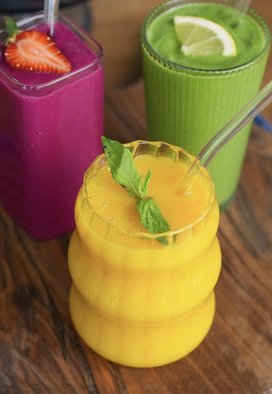 Bu kez hem içten hem dıştan ışıldayan bir cilt için buradayız! ✨   Bolca A, C ve E vitamini içeren nefis smoothie’lerle cildimizi içten beslerken, dıştan da Philips Lumea IPL ile pürüzsüzlüğü destekliyoruz! 🤩   Evinizin konforunda sadece 3 uygulamada istenmeyen tüylerde %92’ye varan azalma sağlayan Philips Lumea, aynı zamanda 3 farklı başlığıyla tüm vücut için ideal. 🙌🏻   Üstelik Skin AI özelliği sayesinde, Lumea App üzerinden her seans sonrası tüy azalma oranınızı takip edebilir, uygulama zamanlarınızı kolaylıkla planlayabilirsiniz. 😉   @philipsturkiye #PhilipsTürkiye #PhilipsLumea #işbirliği   🍓 PEMBE SMOOTHIE   Malzemeler   170 g haşlanmış pancar 1 adet havuç 6 adet çilek 1 adet muz 1 su bardağı badem sütü   Hazırlanışı   Kabuklarını soyup birkaç parçaya ayırarak haşladığımız pancarı doğrayıcıya alalım. Üzerine, C vitamini deposu çilekleri (ciltte kolajen üretimini destekler), A vitamini açısından zengin havuçları (cilt tonunu dengeler) ve potasyum kaynağı muz ile cildi içeriden nemlendirmeye yardımcı olan badem sütünü ekleyip çalıştıralım. Pembe smoothie'miz servise hazır. Afiyet olsun!   🍌 SARI SMOOTHIE   Malzemeler   2 adet portakal 1 adet muz Yarım mango (225 g) 1 çay kaşığı zerdeçal 1 çay bardağı su (125 ml)   Hazırlanışı   Mango, muz ve portakalın kabuklarını soyalım ve dilimleyelim. Dilimlediğimiz meyveleri, cilt yenilenmesini destekleyen zerdeçal ve suyla birlikte doğrayıcıya alalım. Bu tarifteki portakal, yüksek C vitamini içeriğiyle cildin doğal ışıltısını artırırken; mango, beta-karotenle cilt bariyerini güçlendirmeye yardımcı olur. Sarı smoothie'miz servise hazır. Afiyet olsun!   🥑 YEŞİL SMOOTHIE   Malzemeler   30 g ıspanak 170 g ananas Yarım avokado (80 g) 1 tatlı kaşığı rendelenmiş taze zencefil 1 çay bardağı su (125 ml) Yarım limon suyu   Hazırlanışı   Güzelce yıkadığımız demir ve folik asit yönünden zengin ıspanakları doğrayıcıya alalım. Üzerine dilimlediğimiz antioksidan kaynağı avokado, ananas (cildi ölü hücrelerden arındırmaya yardımcı olur), ciltte canlılık hissi veren taze zencefil, limon suyu ve suyu ekleyerek çalıştıralım. Yeşil smoothie'miz servise hazır. Afiyet olsun! #nefisyemektarifleri #smoothie