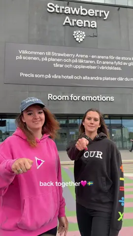 finally reunited - this time in sweden 🇸🇪🥰 @Tara @Ed Sheeran @Ed Sheeran HQ  📸 : @magthr  #edsheeran #concerts #concert #mathematicstour #edsheeranconcert #friends #reunited #music #queue #stockholm 