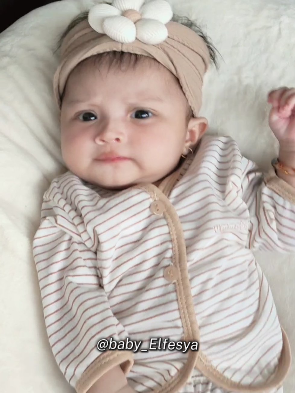 Masyaallah dah sadar kamera aja cantiknya ayah bunda🤩 padahal masih umur 2 bulan kurang 3 hari loh😚 #babynewborn #babygirl #bayilucu #bayigemes #bayiviral #fyp 