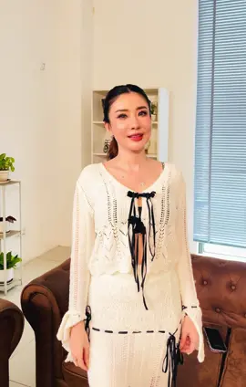 သယ်ရင်းနန်းစုကလည်း “ဟယ်လို မိုက်ကယ်လားဟုတ်တော့ဘူး စိုးကြီးရဲ့တယ်လီဖုန်းဖြစ်သွားပီတဲ့ #Nansuyatisoe #soereels #MC #SoeGyi #loveisaudience #foryoupageviralシ゚ #foryoupagereels #telephone☎️☎️☎️