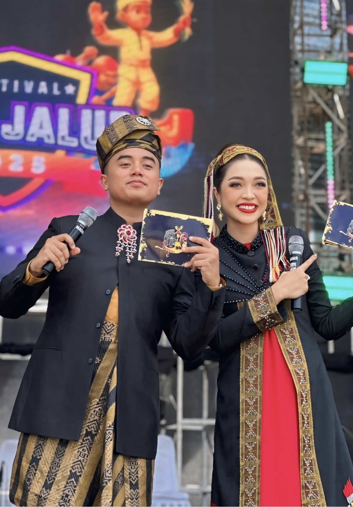 Sebuah kehormatan bisa dipercaya menjadi MC pada Pembukaan Festival Pacu Jalur Tradisional 2025 di Teluk Kuantan, Kabupaten Kuantan Singingi, Riau. Acara megah ini dibuka langsung oleh Menteri Pariwisata Republik Indonesia bersama Gubernur Riau @wahid_simbar dan semakin istimewa karena Pawai Pacu Jalur pertama dilakukan oleh Wakil Presiden Republik Indonesia @gibran_rakabuming . Festival Pacu Jalur bukan hanya lomba dayung di Sungai Kuantan, tetapi juga wujud persatuan, kebanggaan, dan warisan budaya Riau yang mendunia. @kemenpar.ri  @karismaeventnusantara  @kemenkebud  @kemenpora  @pacujalur_net  @pacujalur_mendunia  @pariwisata.pacujalurkuansing  @pacujalur.crew  . MC Partner @werykapoor  Organized by @pariwisata.riau @bigbuzzorganizer  Soundsytem by @madasenterprise_  Attire by @ricobijereybonte  Makeup & Hairdo @raja_giok  Stylist by @allanbani  Photo by @ndaa.tp  .  #pacujalur2025 #pacujalur #pacujalurmendunia #pacujalurkuansing #aurafarming   