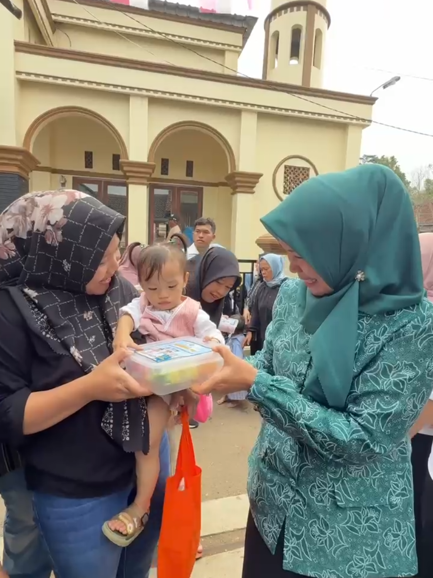 Kunjungan ke Posyandu Kasih Bunda I  Desa Genteng Kec. Banjaran. Rabu/20-08-2025 Peninjauan ke posyandu dalam rangka Bulan Penimbangan Balita Pemberian Makanan Tambahan diantaranya untuk Balita dan ibu hamil. Serta dilakukan pemberian vitamin A untuk balita dan pemberian pil penambah darah dikhususkan bagi 2 remaja putri yang putus sekolah.  @eman_suherman15 @siskagerfianti @pkkprovjabar @tppkkkabmajalengka @tppkkkecbanjaran @tppkkdesagenteng #BAZNASMajalengka #Puskesmasgenteng #bjbmajalengka #majalengkalangkungsae 