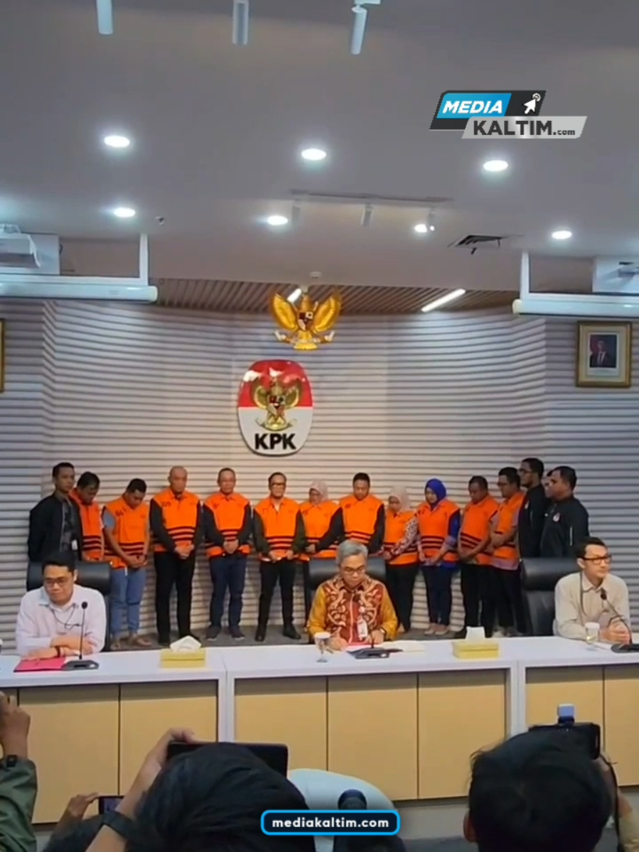 Berompi Oranye, Tersangka Korupsi Kemnaker Termasuk Wamenaker Dihadirkan KPK JAKARTA – Komisi Pemberantasan Korupsi (KPK) menghadirkan sepuluh tersangka dalam kasus dugaan pemerasan pengurusan sertifikat Keselamatan dan Kesehatan Kerja (K3) di Kementerian Ketenagakerjaan. Seluruhnya, termasuk Wakil Menteri Ketenagakerjaan Immanuel Ebenezer alias Bang Noel, dipajang berjejer di belakang barisan kursi pimpinan KPK saat konferensi pers di Gedung Merah Putih, Jumat (22/8). Noel yang berdiri di tengah barisan tampil dengan rompi oranye, tangan terborgol, dan sempat tersenyum ke arah kamera. Ia bahkan mengacungkan jempol beberapa kali saat awak media berebut mengabadikan momen. Sorakan dan teriakan terdengar bersahutan dari ruang pers, mulai dari “Bang Noel senyum dong!”, “angkat tangannya!”, hingga sindiran “potong tangan lah minimal.” Menurut Wakil Ketua KPK Fitroh Rohcahyanto, operasi tangkap tangan (OTT) dilakukan pada Rabu (20/8) malam di Jakarta. Dari OTT tersebut, penyidik menyita sejumlah uang, puluhan mobil, serta dua unit motor gede merek Ducati. Salah satu ruangan di kantor Kemnaker juga sudah disegel. Kasus ini diduga terkait praktik pemerasan perusahaan dalam pengurusan sertifikat K3, di mana biaya resmi Rp275 ribu bisa melonjak hingga Rp6 juta. Pewarta: Fajri Editor: Agus S