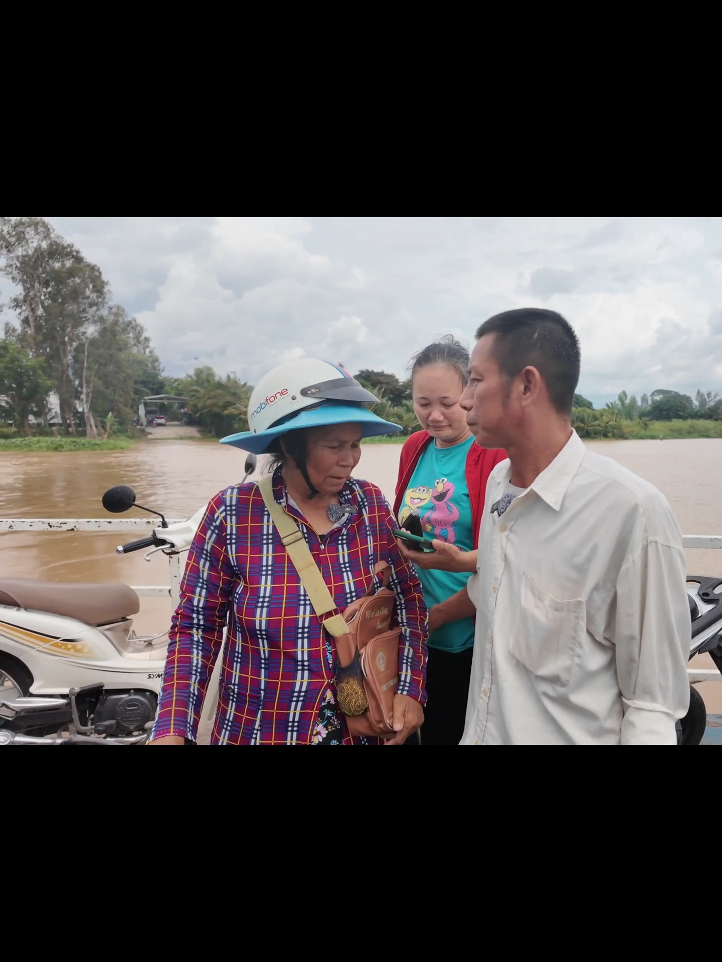 cô giao không muốn xa chú Ba Minh. mọi người đừng trách cô Giao phụ tình nữa tội cô ấy. #phongbui