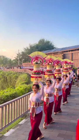 Parade Gebogan Desa Adat Beraban 😍🥰❤️ #tanahlotartandfoodfestival2025 #tanahlot #wonderfulindonesia  @punapitabanan @Tabanan Update @@tabanan.viral @Punapibali @tanahlotofficial 