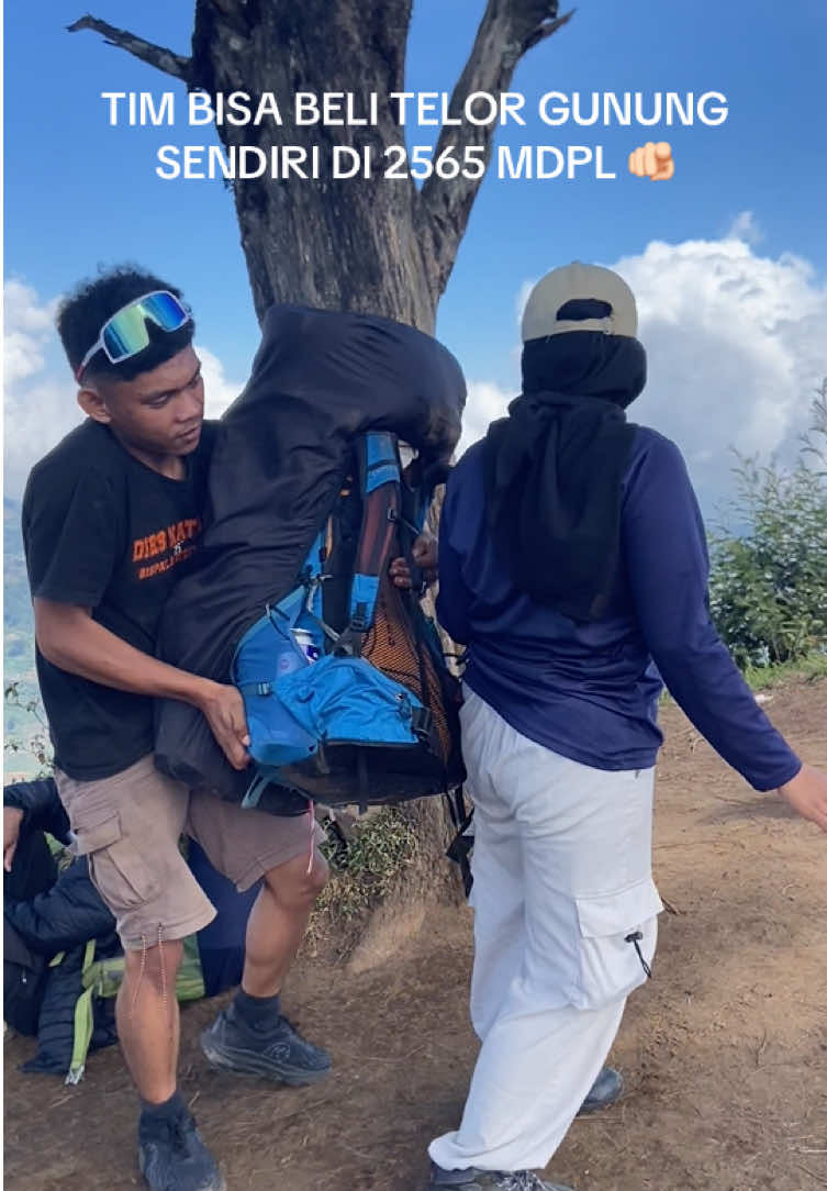 Eh telur gulung maksudnya 😭🙏🏻 #fyp #fypage #fyppppppppppppppppppppppp #xybca #adayinmylife #trending #viral #gunung #pendakigunung #pendakiindonesia #pendakifomo #prau #praumountain #prauviapatakbanteng #2565mdpl #dieng 