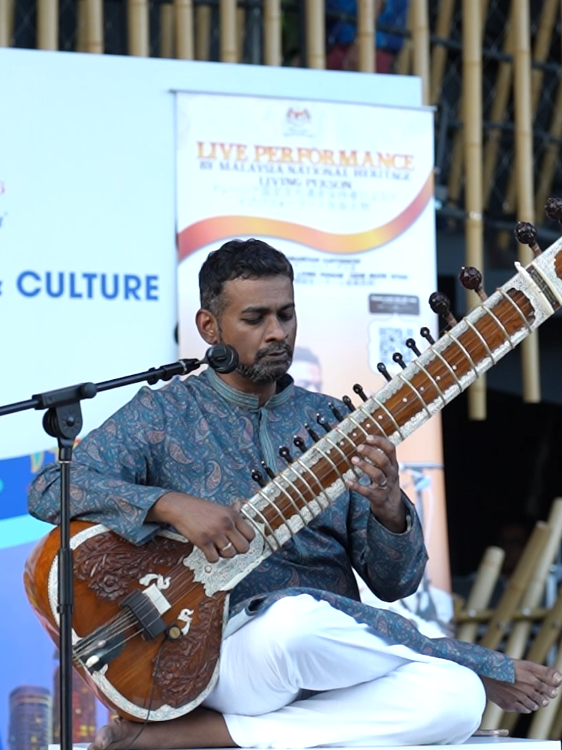 🎶 Echoes of Elegance: Sitar Performance Live at Malaysia Pavilion Mr. Kumaresan Karthigesu, honoured as a National Heritage Living Person (WAKOH) by the Ministry of Tourism, Arts and Culture (MOTAC), brought the elegant sounds of the sitar to Malaysia Pavilion. This performance reflects Malaysia Pavilion’s support for MOTAC’s dedication to highlighting our national talents, as well as showcasing the nation’s diverse and multicultural spirit in harmony and unity, at Expo 2025 Osaka. #MOTACWeek #MyMOTAC #MySeniBudaya #VisitMalaysia2026 #SurrealExperiences #MalaysiaTrulyAsia #CutiCutiMalaysia #MalaysiaPavilion #Expo2025Osaka #WeavingTheFuture