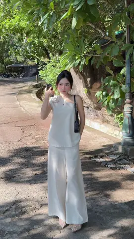 “ Một vạt nắng nằm quên trên bụi cỏ Trời chưa mưa, đất đã muốn mềm lòng Sỏi đá cũng đa tình, anh thấy đó Huống chi là sương khói, huống chi em “🕊️