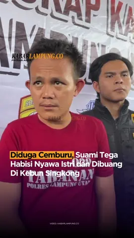 Warga Desa Sawojajar, Kotabumi Utara, Lampung Utara digegerkan penemuan mayat wanita di tengah kebun singkong, Kamis (21/8/2025) sore.  Korban diketahui bernama Anita Sari, warga Desa Cempaka, Sungkai Jaya. Ia tewas setelah diduga dicekik suaminya sendiri, Rezki Media Saputra (31). Kapolres Lampung Utara AKBP Deddy Kurniawan mengatakan peristiwa bermula ketika keduanya pulang dari tukang urut. Dalam perjalanan, mereka terlibat cekcok hingga masuk ke kebun singkong. “Korban sempat menendang pelaku. Pelaku yang emosi kemudian mencekik, menginjak, dan melilit leher korban dengan ciput hingga tewas,” ujarnya. Kasat Reskrim Polres Lampung Utara AKP Apryyadi Pratama menambahkan, sehari sebelumnya pelaku sempat 21 kali menelepon korban yang sedang bekerja di Mesuji. Pelaku disebut cemburu dan mencurigai korban berselingkuh. Jenazah Anita ditemukan warga sekitar pukul 18.30 WIB dalam kondisi terlentang dengan pakaian lengkap.  Hasil pemeriksaan RSUD Ryacudu Kotabumi, korban mengalami memar di leher, wajah, dan lengan, telinga kiri mengeluarkan darah, serta luka gores di tubuh diduga akibat diseret. Usai menghabisi istrinya, Rezki disebut sempat mencoba bunuh diri dengan meminum racun tikus. Pelaku sempat pingasan selama 20 menit, beruntung nyawanya berhasil diselamatkan. Pelaku dijerat Pasal 44 ayat 3 UU Nomor 23 Tahun 2004 tentang Penghapusan Kekerasan Dalam Rumah Tangga dengan ancaman penjara 15 tahun atau seumur hidup. #LampungUtara #KotabumiUtara #kebunsingkong #ViralLampung #penemuanmayat 