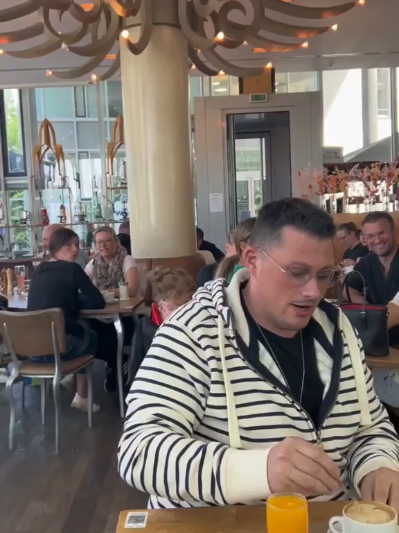 3 ✨ Erinnerungen, die bleiben! ✨ Vor mehr als einem Jahr ging dieses Video viral und hat Millionen von Menschen erreicht! Unglaublich, wie ein spontaner Flashmob
