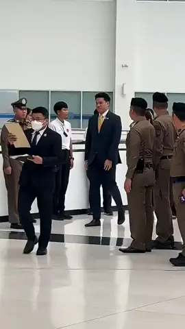Paetongtarn Shinawatra - Thủ tướng Thái Lan bị đình chỉ chức vụ - đã có phiên điều trần trước Tòa án Hiến pháp về vụ rò rỉ ghi âm cuộc điện thoại với Chủ tịch Thượng viện Campuchia Hun Sen. Cựu thượng nghị sĩ Thái Lan Direkrit Janeklongtham đã dành lời khen cho bà Paetongtarn Shinawatra vì phần trả lời tự tin và chuẩn bị kỹ lưỡng trước các thẩm phán Tòa án Hiến pháp. Ông Direkrit Janeklongtham, người trực tiếp tham dự phiên điều trần khi bà Paetongtarn ra làm chứng, cho biết trên Nation TV rằng bà xuất hiện với phong thái bình tĩnh, thể hiện sự tự tin khi trả lời những câu hỏi từ các thẩm phán. Bà Paetongtarn hiện bị đình chỉ chức vụ Thủ tướng trong khi chờ kết quả xem xét tư pháp, sau khi 36 thượng nghị sĩ đệ đơn kiến nghị, cáo buộc bà vi phạm nghiêm trọng chuẩn mực đạo đức trong cuộc điện thoại với ông Hun Sen. Các nghị sĩ cho rằng bà đã tìm cách làm hài lòng phía Campuchia và có nhắc đến Bộ Tư lệnh Quân khu 2 như “phe bên kia”.Thứ nhất, bà giải thích rằng những cụm từ gây tranh cãi trong đoạn ghi âm - như “nếu có gì, chú cứ nói với cháu” hay “ông ấy không thuộc phe chúng cháu” - thực chất là kỹ thuật đàm phán nâng cao. Bà dẫn tài liệu từ giáo trình của Đại học Harvard để minh chứng cho cách tiếp cận này. Thứ hai, bà khẳng định mọi phát ngôn đều xuất phát từ thiện chí, không gây hại cho Thái Lan và bản thân bà không nhận bất kỳ lợi ích cá nhân nào từ cuộc điện thoại. Tòa án Hiến pháp đã đặt ra nhiều câu hỏi quan trọng với bà Paetongtarn, trong đó có: Nhận thức của bà về nguyên tắc đàm phán với lãnh đạo nước ngoài; việc bà có sử dụng phiên dịch riêng hay chỉ dựa vào phiên dịch phía ông Hun Sen; căn cứ nào để tin rằng phiên dịch viên của ông Hun Sen truyền đạt chính xác lời bà. Tòa án Hiến pháp cũng nêu câu hỏi vì sao ban đầu bổ nhiệm ông Suriya Juangroongruangkit làm quyền Thủ tướng Thái Lan, sau đó lại chỉ định ông Phumtham Wechayachai. Tòa còn yêu cầu giải thích nguyên nhân thành lập Trung tâm đặc nhiệm xử lý tình hình biên giới Thái Lan - Campuchia khi Hội đồng An ninh Quốc gia vốn đã đảm nhiệm chức năng này. Mặc dù đánh giá cao phần trả lời của bà Paetongtarn, ông Direkrit vẫn bày tỏ lo ngại về cách chính phủ xử lý căng thẳng biên giới Thái Lan - Campuchia, cho rằng vấn đề này tiếp tục gây thách thức cho an ninh và quản trị quốc gia. Cùng ngày, Tòa án Hiến pháp đã quyết định rút ngắn thời hạn nộp bản bào chữa cuối cùng trong vụ kiện liên quan cuộc điện thoại giữa bà Paetongtarn và ông Hun Sen. Theo phán quyết, các bên phải nộp văn bản trước ngày 25.8, sớm hơn 2 ngày so với hạn chót ban đầu là 27.8. Nếu không nộp đúng hạn, sẽ bị coi là từ bỏ quyền nộp. Tòa cho biết mỗi thẩm phán sẽ chỉ có 1 ngày để chuẩn bị ý kiến cá nhân, nhằm đảm bảo quyết định được đưa ra kỹ lưỡng và toàn diện. Các bước tiếp theo, bao gồm bào chữa miệng, bỏ phiếu và tuyên đọc phán quyết, vẫn diễn ra như lịch trình cũ vào ngày 29.8