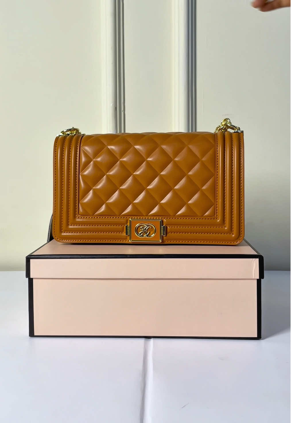 Butuh kado last minute tapi tetap estetik? Julia bag ini under 100K, dan udah dapet box eksklusif 💝🥰 #jimshoneyblokm #PromoGuncang88 #jimshoney #giftideas 