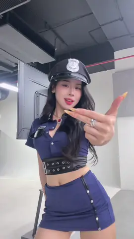 Ai làm em khóc để cô cảnh sát phạt cho nào?? 👮🏻‍♀️🚔🚨 (dc:@Louis Đỗ x@LF.Ngờ)  #changchoichang #xh #viral #tiktokdancevn 