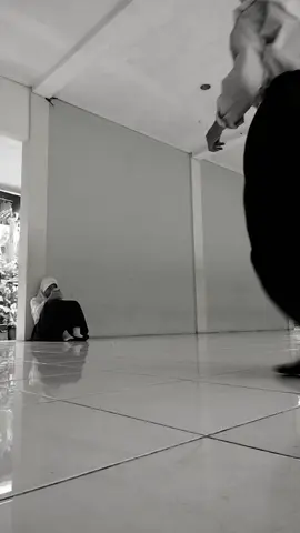 ber energi dikit 😋 #dancechallenge #lewatberanda #scroll #fypppppppppppppppppppppppp #fypage 