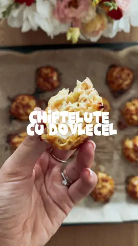 Chiftelute pufoase cu dovlecel Ingrediente: - 235gr dovlecel razuit si stors bine de suc - Un morcov razuit (60gr) - Un ou - 50gr branza de vaci - 50gr faina - 200gr pui taiat cubulete (eu am folosit pulpe dezosate) - Condimente la alegere Mod de preparare: Adaugam toate ingredientele intr-un bol si amestecam bine. Formam apoi chiftelutele si le asezam pe o tava tapetata cu hartie de copt. Le dam la cuptor la 200de grade pentru aproximativ 30 de minute. Le-am pus spre final si pe ventilatie ca sa se faca mai aurii. Se pot coace si in AirFryer.  Eu am obtinut 15 chiftelute.  Macros per chifteluta: 46.42kcal | 1.74gr G | 3.61gr C | 4.05gr P #fyp #foryou #reteterapide #retetesimple #reteteusoare 