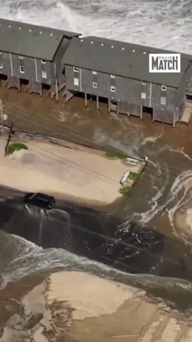 L’ouragan Erin frappe la Caroline du Nord 🌪️💦 L’Atlantique a tremblé cet été avec l’ouragan Erin, cinquième cyclone nommé et premier ouragan majeur de la saison 2025. Malgré l’absence d’impact direct sur le continent américain, ses vagues de 6 à 8 m ont submergé les plages, inondé des routes côtières en Caroline du Nord et entraîné l’évacuation de milliers de personnes. #sinformersurtiktok #onregardequoi 