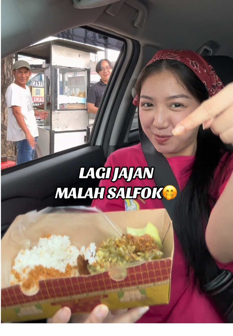 Walau lagi melayani pembeli, Ayam Koplo berhasil bikin bapaknya nengok kiriii~😋💚 #AyamKoplo #Halal #Buka24Jam #SatuHapBikinNagih #KoploinAja        