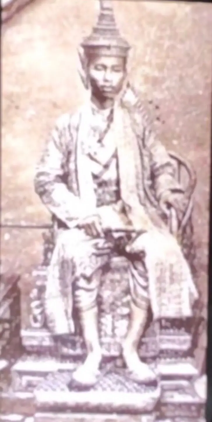 🗓️ Historical significance: this picture shows a depiction of one Thailand King👑🌍in the 1800’s A man of coloured not those pale face Asian. We became acustome to nowadays 👀🌍😂🎆 📍 Location context: Thailand #USA #asia #Europe #America 