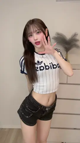 クロスの法則の次にくるのはs字カーブ効果らしい😳 最初みたいな反り腰っぽい姿勢だと女の子感あがるらしい⤴️💕