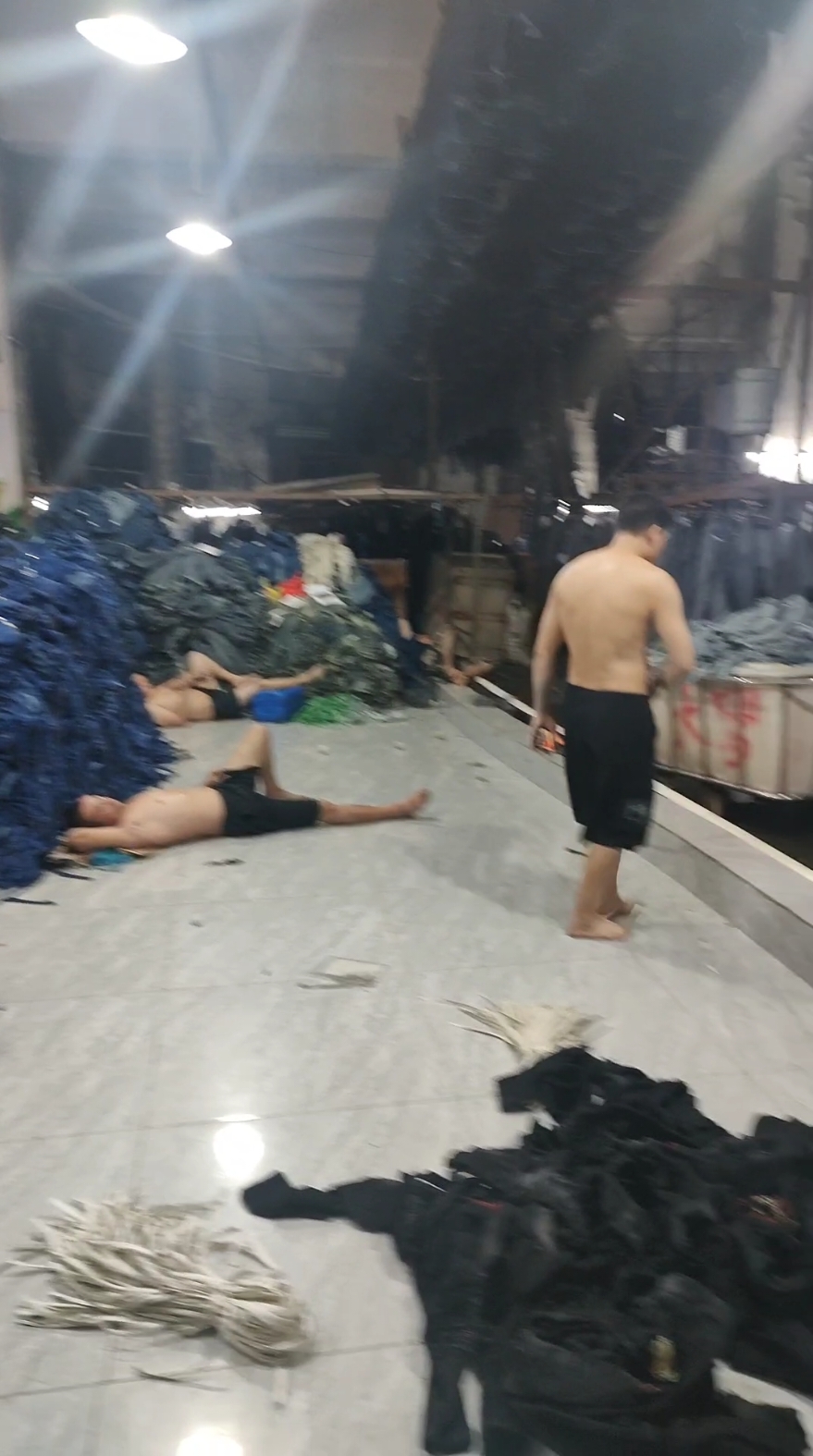 #上热门 Every day, I am busy coming to the water washing plant to urge the delivery of goods to the customers#上热门 #上热门🔥🔥🔥 #fentysuperbrandday #上热门tiktok #factorydirectsales #chinesefactory #jeans #mensjeans #wholesale #jeanswholesale #chinawholesaleclothing #chinawholesale 